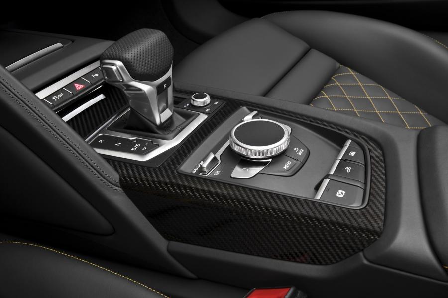 Детали интерьера Audi R8 Spyder V10 2016 года  (WW) (фото 52 из 61)